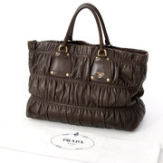 Prada Brown Gaufre Bag, bezoek Labellov voor meer tweedehands luxe handtassen met de juiste prijs