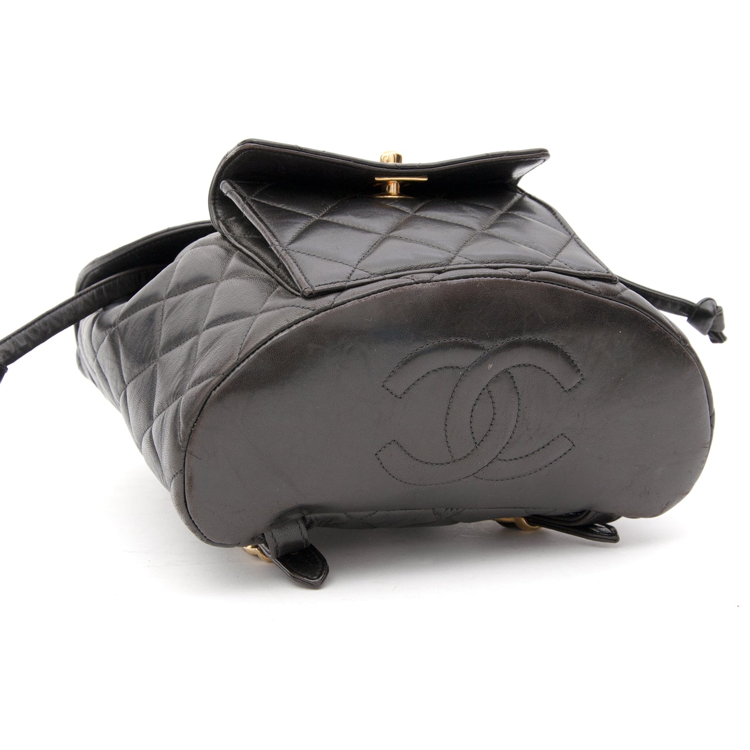 Authentic 1996 Chanel Vintage Backpack on Labellov is een online platform voor tweedehands luxe handtassen