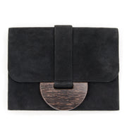 Yves Saint Laurent Black Suède Clutch online te koop Buy online or in the Labellov Boutique Antwerp, Belgium. Labellov is een tweedehands winkel in Antwerpen, België.Seconde main et occasion vintage boutique a Anvers.