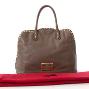 Valentino Taupe Rockstud Dome Bag, Voor het kopen of verkopen van tweedehands luxe goederen moet u bij labellov zijn, een online platform die je een veilige en betrouwbare shopping ervaring biedt