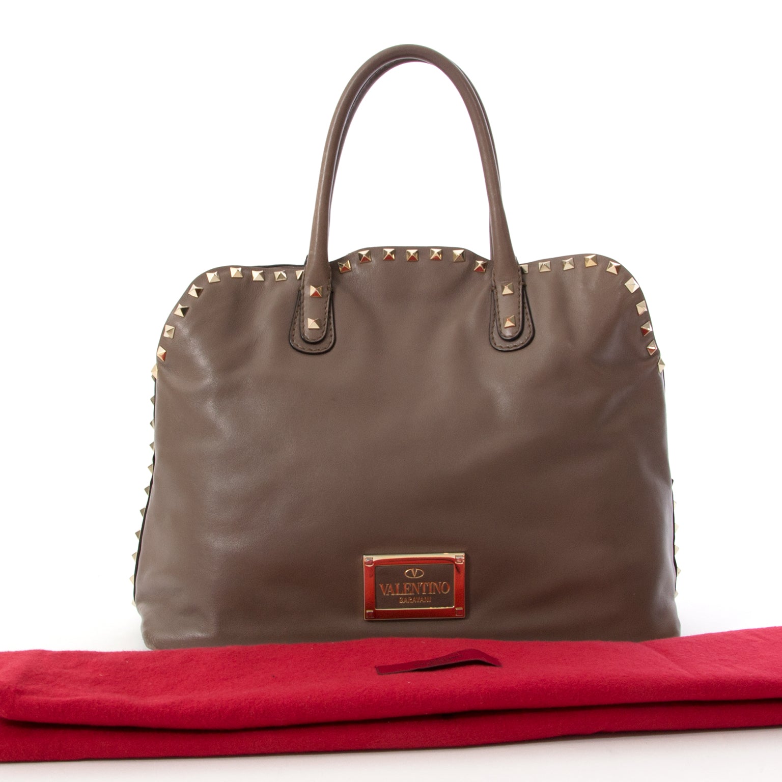 Valentino Taupe Rockstud Dome Bag, Voor het kopen of verkopen van tweedehands luxe goederen moet u bij labellov zijn, een online platform die je een veilige en betrouwbare shopping ervaring biedt
