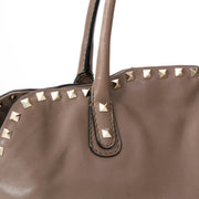 Valentino Taupe Rockstud Dome Bag, Bezoek Labellov, een online platform voor tweedehands luxe goederen met de juiste prijs.