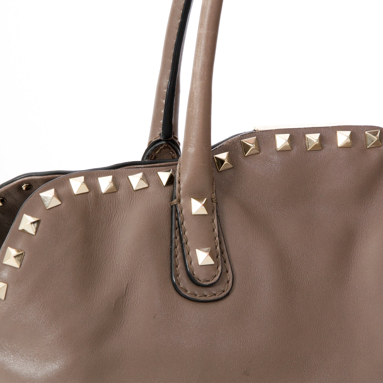 Valentino Taupe Rockstud Dome Bag, Bezoek Labellov, een online platform voor tweedehands luxe goederen met de juiste prijs.