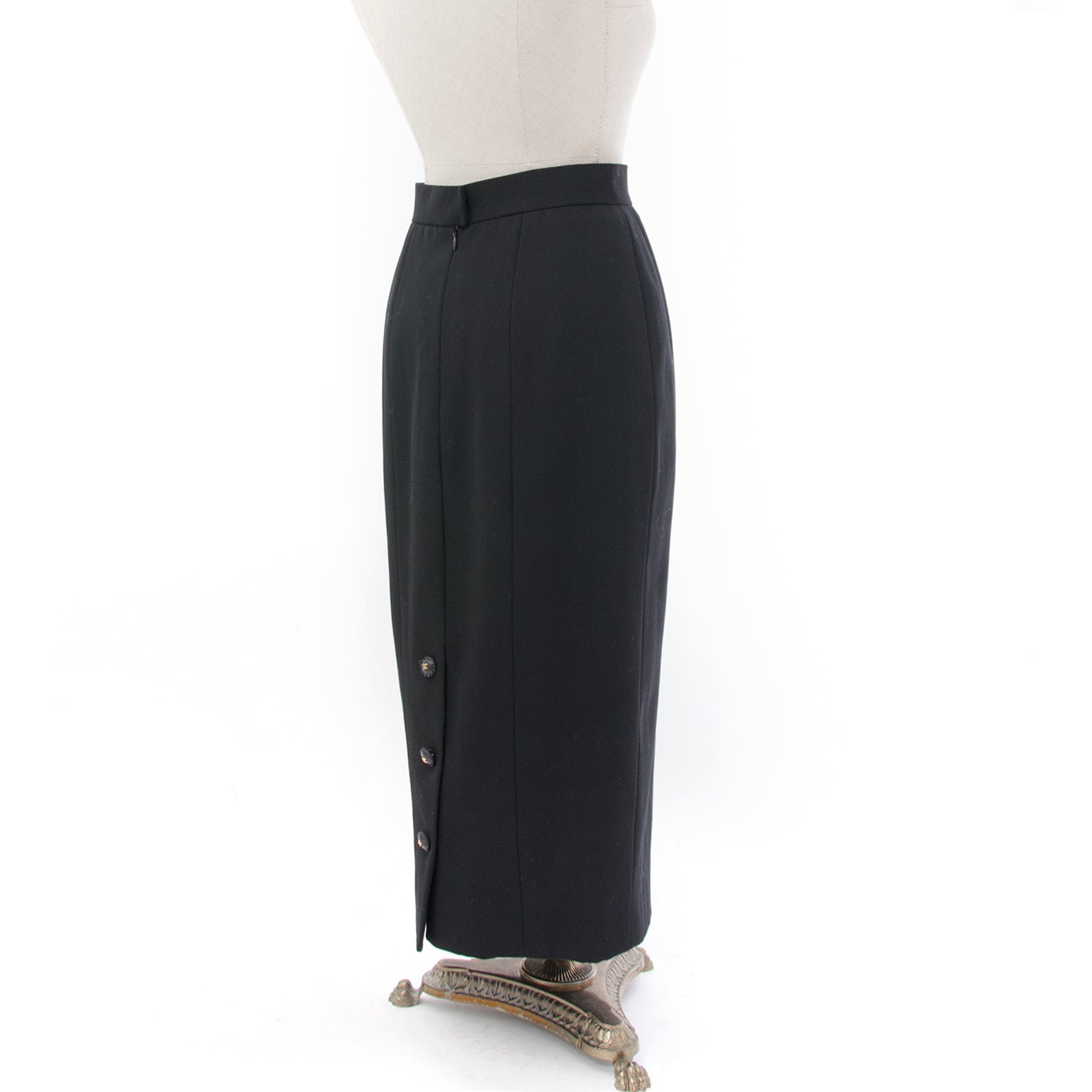 Chanel Black Wool Maxi Pencil Skirt & Blazer Suit Chanel Buy authentic secondhand Chanel at the right price at LabelLOV vintage webshop. Safe and secure online shopping. Koop authentieke tweedehandsmerken tegen de juiste prijs op LabelLOV