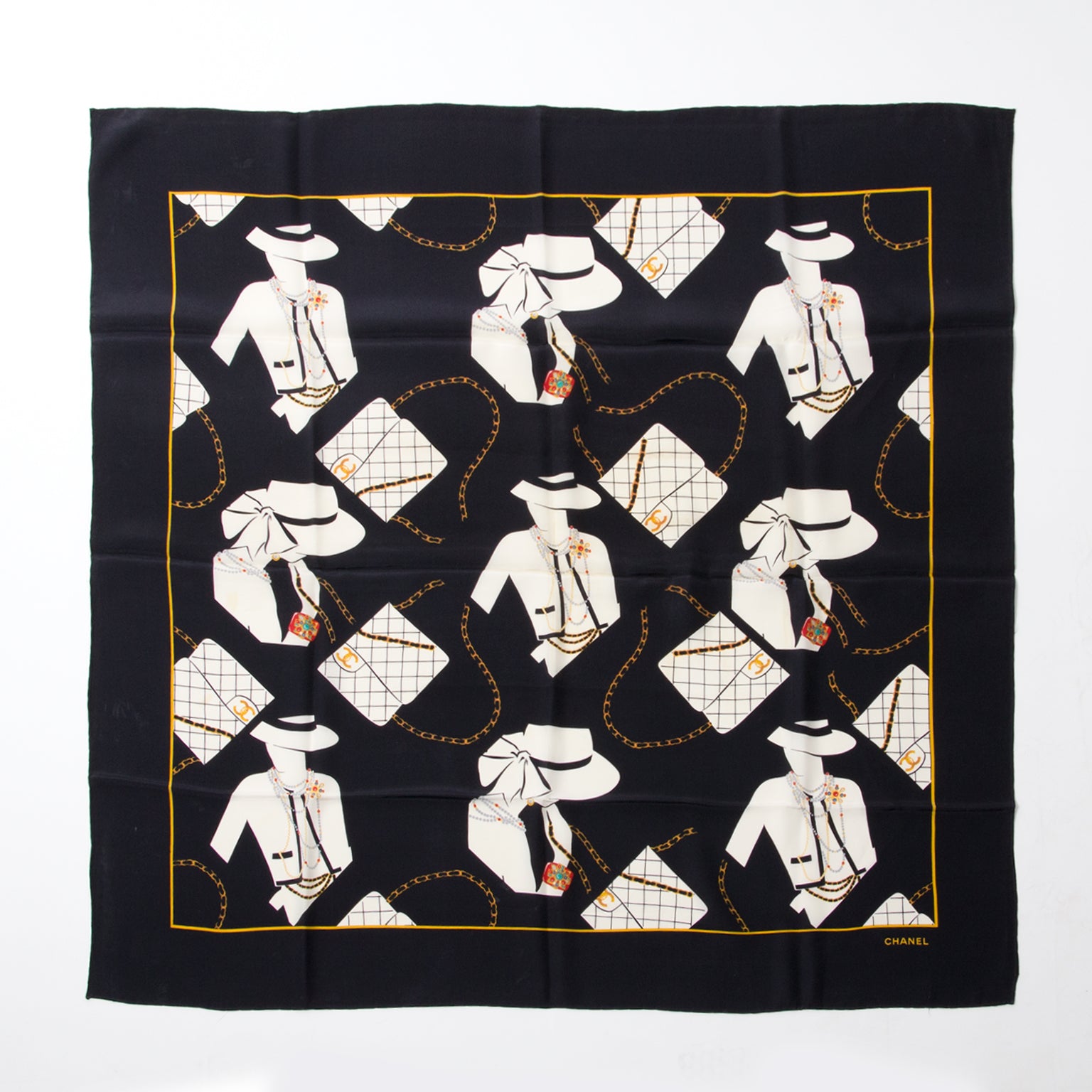 Chanel Black & White Printed scarf tweedehands authentiek veilig online shoppen winkelen webshop Antwerpen België LabelLOV mode stijl luxe luxemerken merken ontwerper designer sjaal