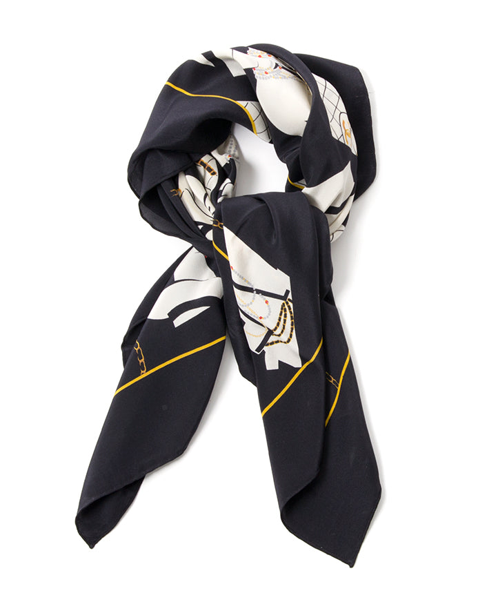 Chanel Black & White Printed scarf secondhand authentic safe online shopping webshop fashion style LabelLOV Antwerp Belgium high end luxury labels designer