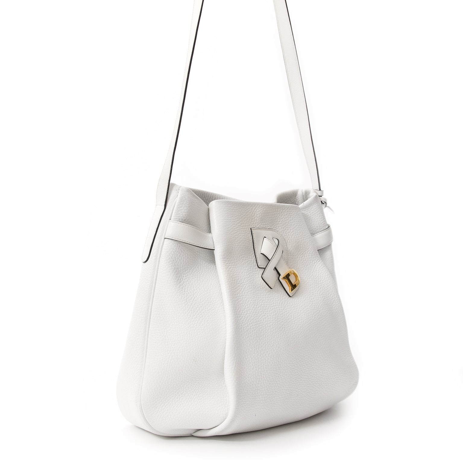 If you were loking for that perfect and practical daybag, this might be it! White calfskin hobo shoulder bag with adjustable strap by Delvaux. Gold-tone hardware. Suede lining.