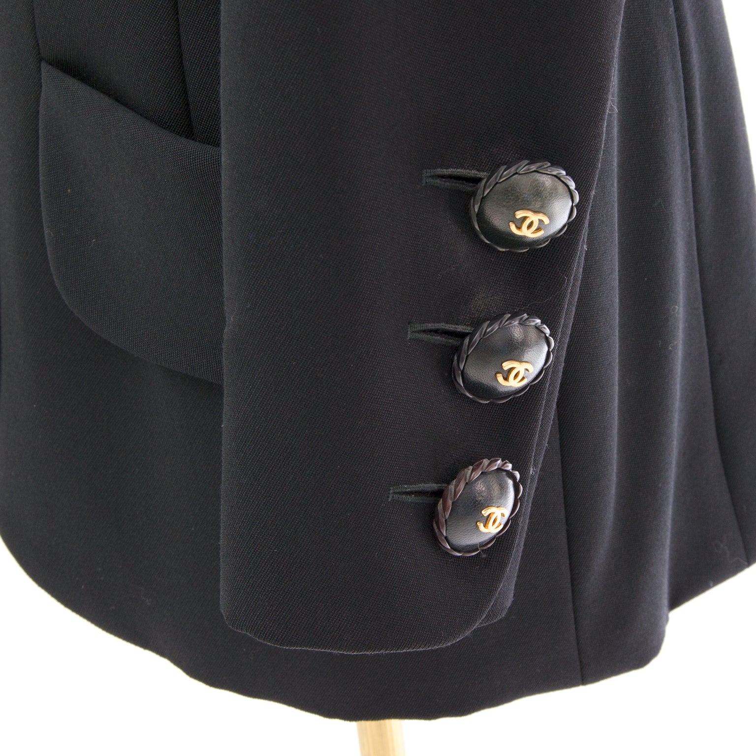 Chanel Black Wool Maxi Pencil Skirt & Blazer Suit seconde main occasion authentique prix correct chez labellov webshop vintage en ligne marques de luxe designer vintage fashion Anvers mode Belgique
