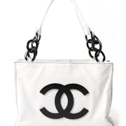 Vintage Chanel White Caviar Tote.Buy online or in the Labellov Boutique Antwerp, Belgium. Labellov is een tweedehands winkel in Antwerpen, België. Seconde main et occasion vintage boutique a Anvers, Belgique.