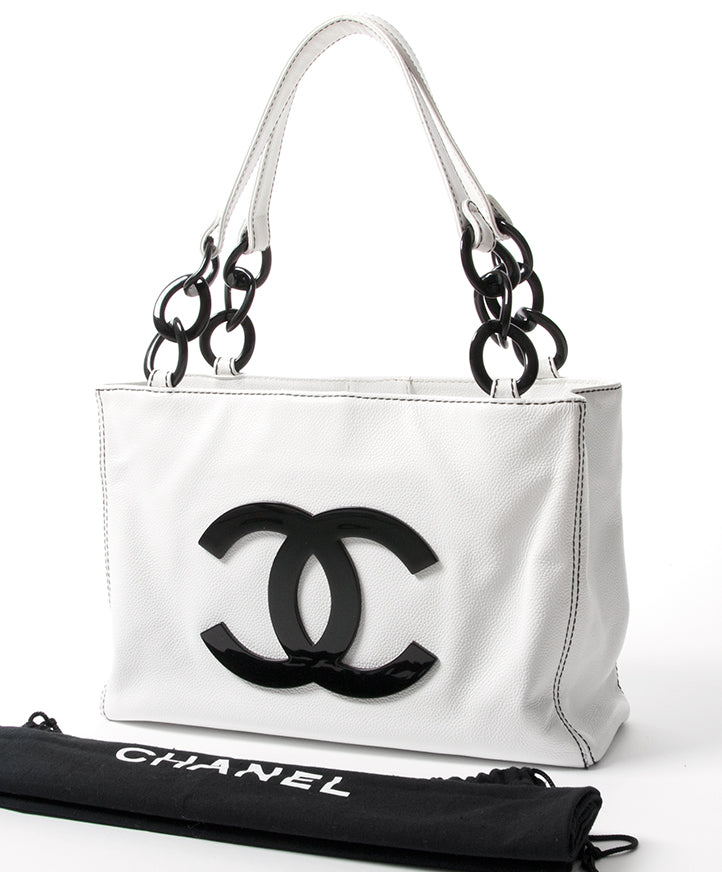 Vintage Chanel White Caviar Tote.Buy online or in the Labellov Boutique Antwerp, Belgium. Labellov is een tweedehands winkel in Antwerpen, België. Seconde main et occasion vintage boutique a Anvers, Belgique.