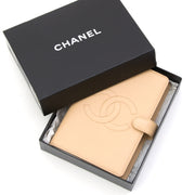 Chanel Pebbled Beige Claire Agenda Labellov offers a wide selection of new and preloved luxury handbag. Visit the platform for a safe and secure shopping experience, Labellov biedt een ruime selectie aan tweedehands Chanel Belt