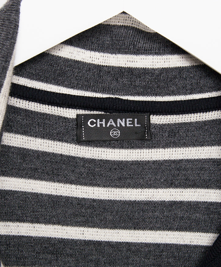 Koop veilig online aan de beste prijs Chanel Vintage tweedehands donker blauw, marine cardigan trui online webshop labellov.