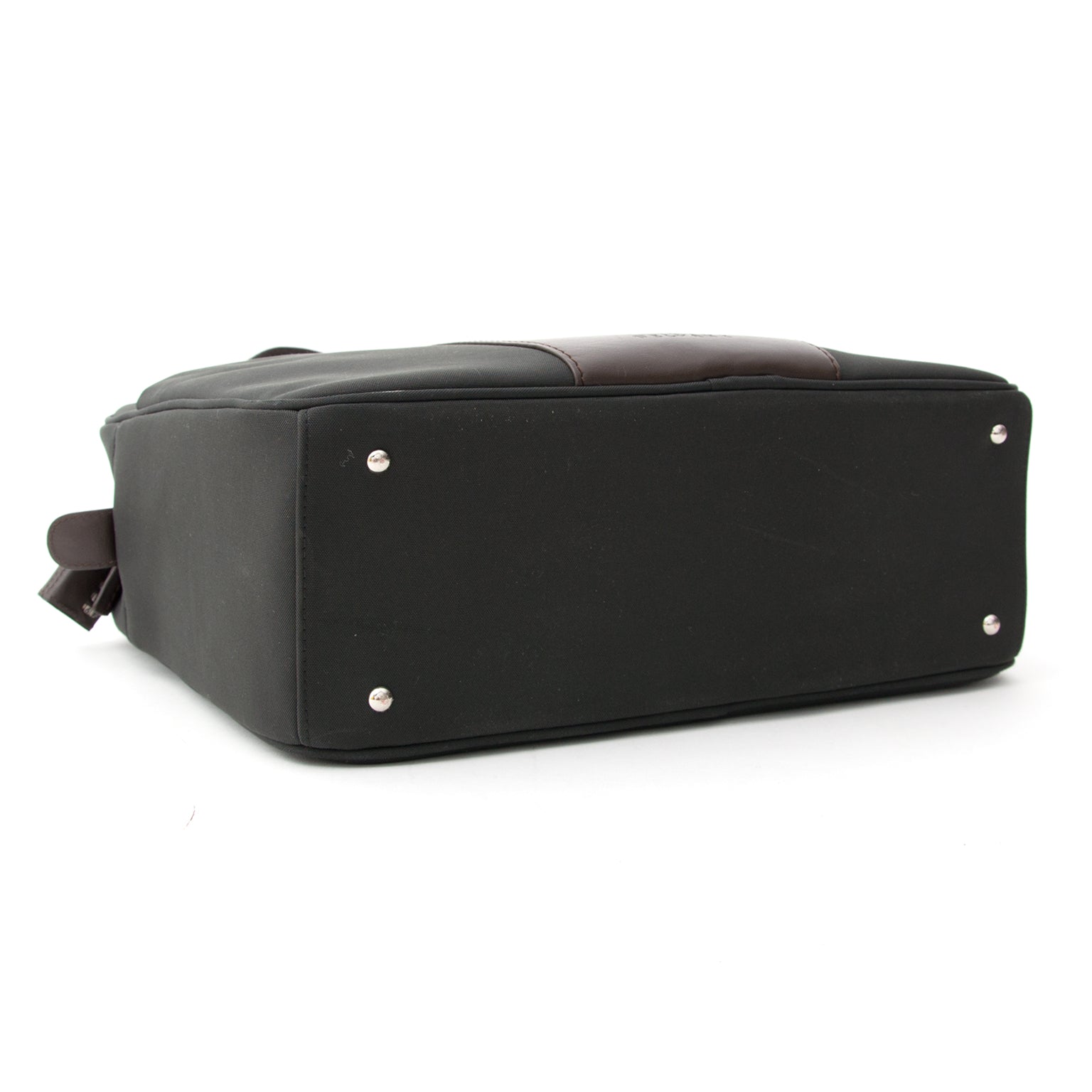 This Delvaux travel bag in canvas is the perfect company for carrying documents or your iPad around. Also perfect to serve as hand luggage bag. Can be attached to a suitcase. 3 major pockets on the inside, as well as 2 other little pockets and a phone h