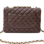 Koop Chanel Navy Jumbo Classic Flap in kaviaar leder aan de beste prijs bij Labellov Antwerpen. De webshop voor tweedehands luxe handtassen aan de beste prijs.