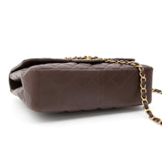Koop Chanel donker bruine Jumbo Classic Flap in lamsleder aan de beste prijs bij Labellov Antwerpen. De webshop voor tweedehands luxe handtassen aan de beste prijs.