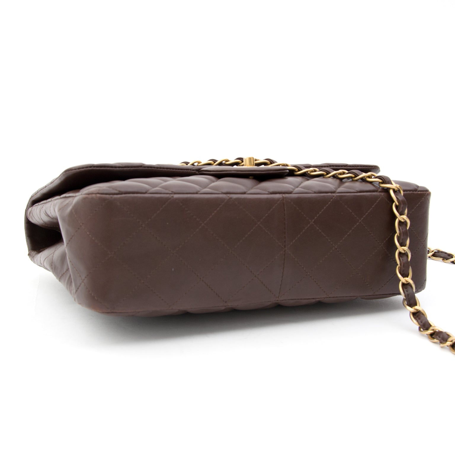 Koop Chanel donker bruine Jumbo Classic Flap in lamsleder aan de beste prijs bij Labellov Antwerpen. De webshop voor tweedehands luxe handtassen aan de beste prijs.