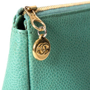 Groene clutch van Chanel met gouden hardware, 100% authentiek en voor de beste prijs bij Labellov Antwerpen
