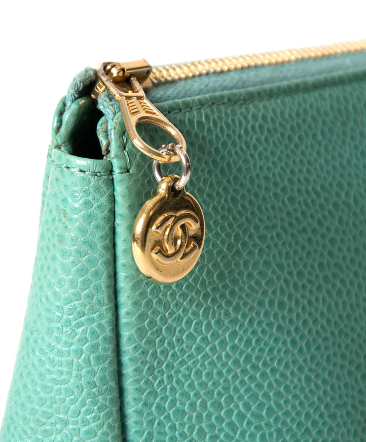 Groene clutch van Chanel met gouden hardware, 100% authentiek en voor de beste prijs bij Labellov Antwerpen