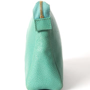 Groene clutch van Chanel met gouden hardware, 100% authentiek en voor de beste prijs bij Labellov Antwerpen