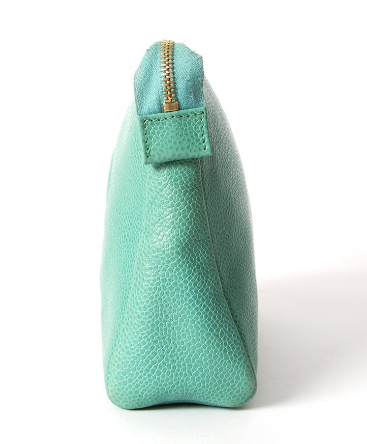 Groene clutch van Chanel met gouden hardware, 100% authentiek en voor de beste prijs bij Labellov Antwerpen