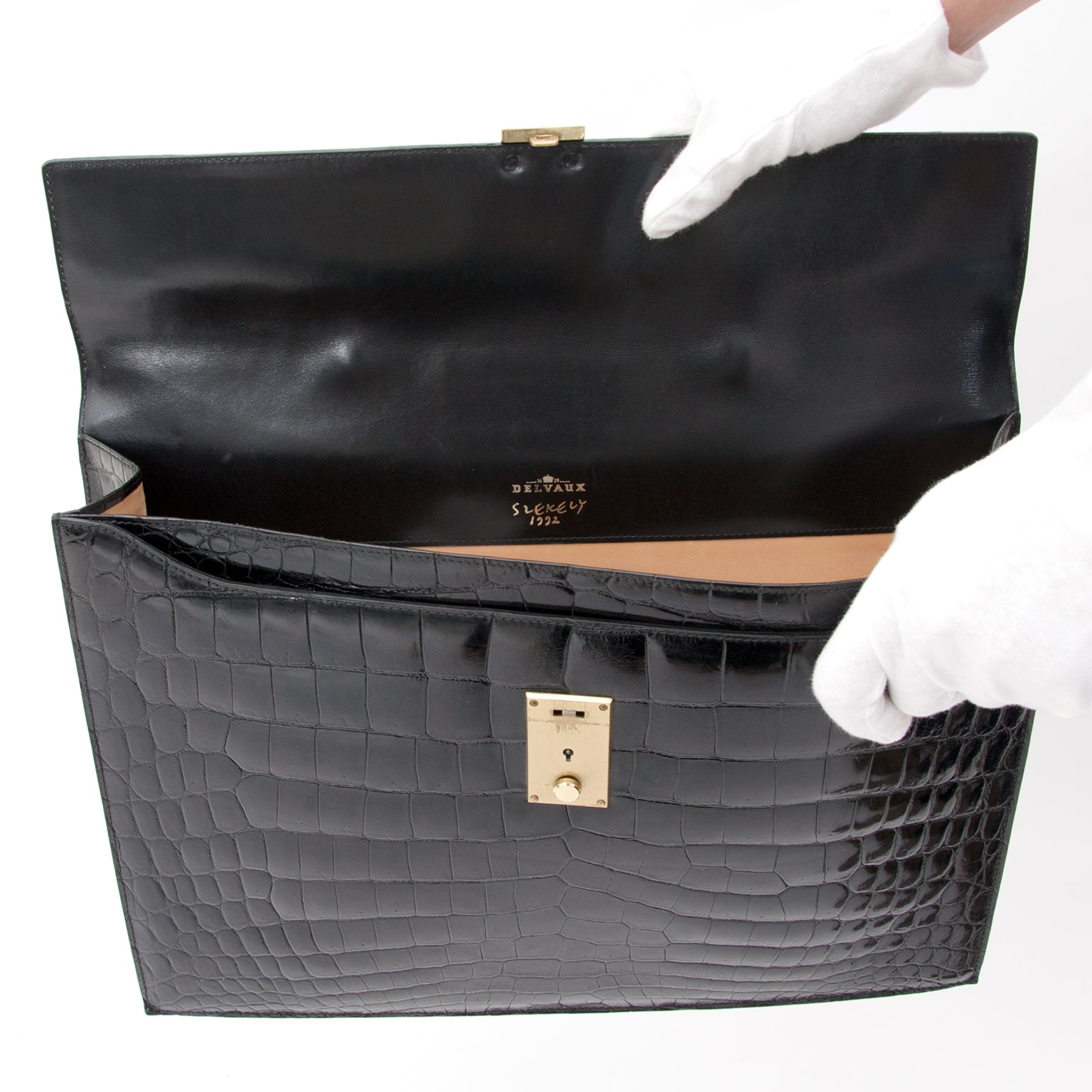 Delvaux Croco case Voor meer vintage tweedehands en nieuwe luxe tassen, bezoek Labellov. De online platform biedt een wijde selectie aan authentieke designer merken met de juiste prijs.
