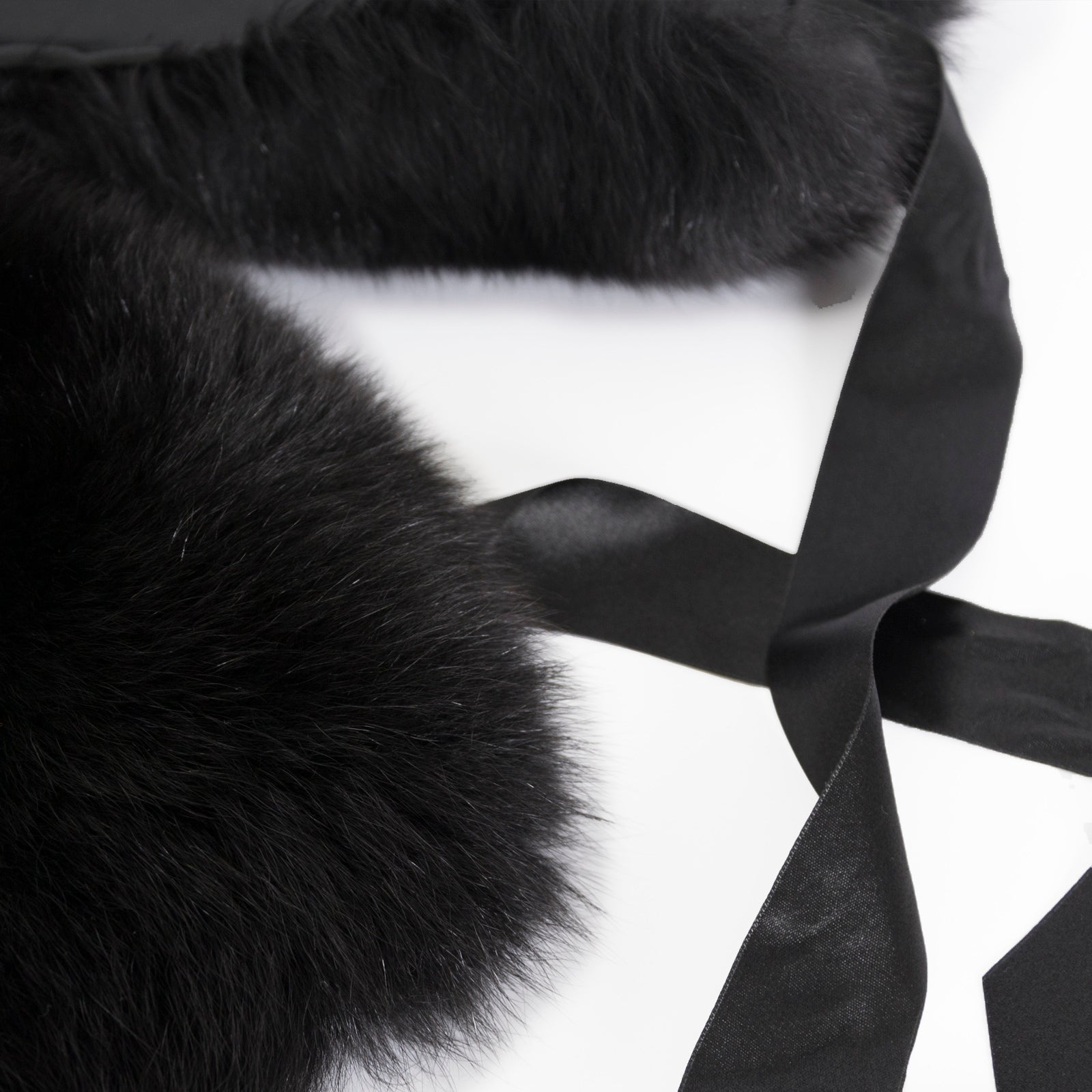 Achetez maintenant en ligne Bottega Veneta Black Fur Collar chez labellov.com