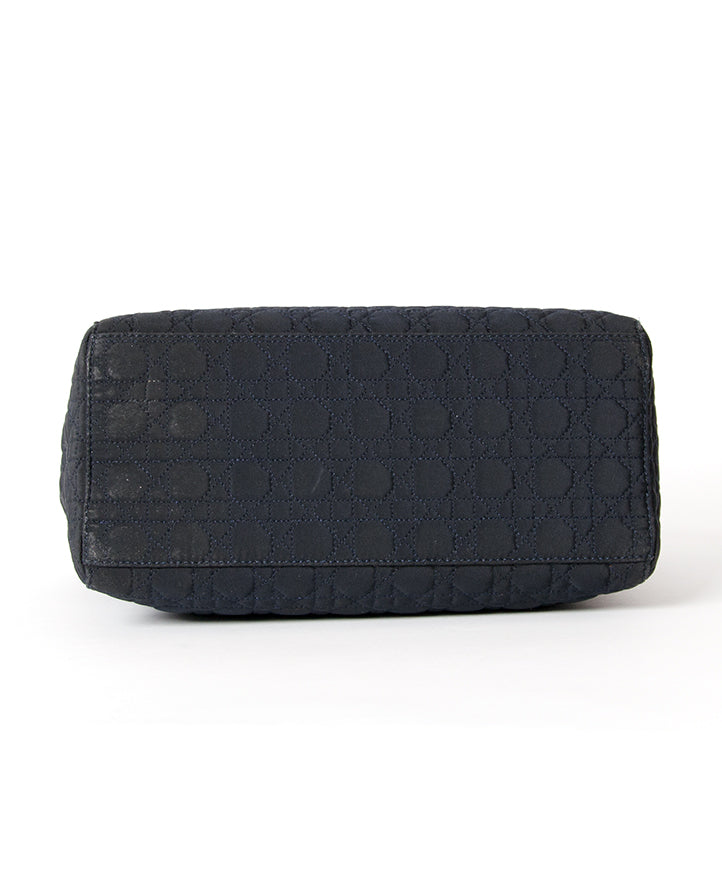Lady Dior handtas in donkerblauw met gouden details voor de beste prijs bij Labellov Antwerp.