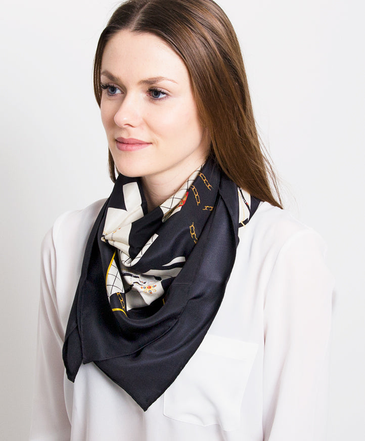 Chanel Black & White Printed scarf secondhand authentic safe online shopping webshop fashion style LabelLOV Antwerp Belgium high end luxury labels designer