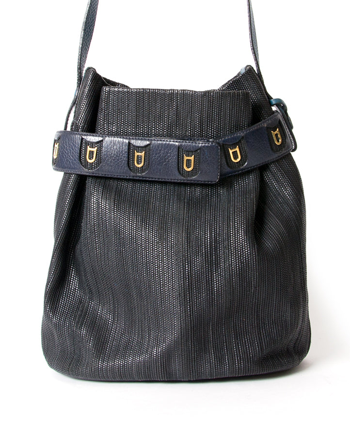 Buy Delvaux 'Toile de Cuir' Navy Bucket Bag fast and easy at Labellov Showroom in Antwerp or on Labellov.com