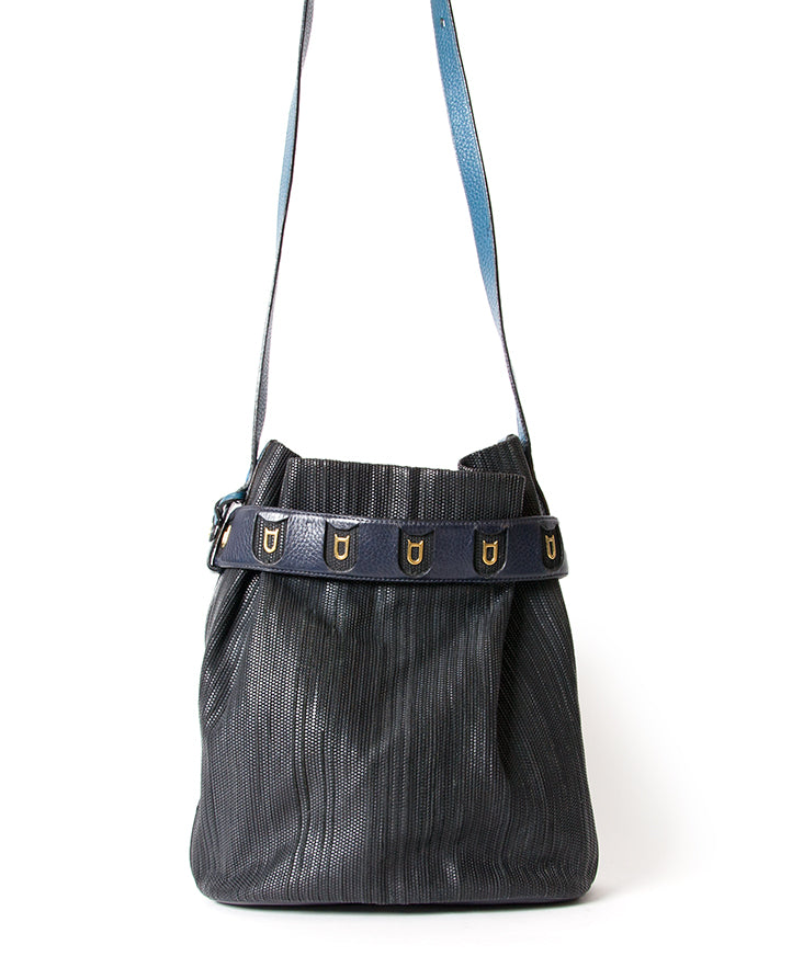 Koop authentieke Delvaux 'Toile de Cuir' Navy Bucket Bag aan de beste prijs bij Labellov Antwerpen