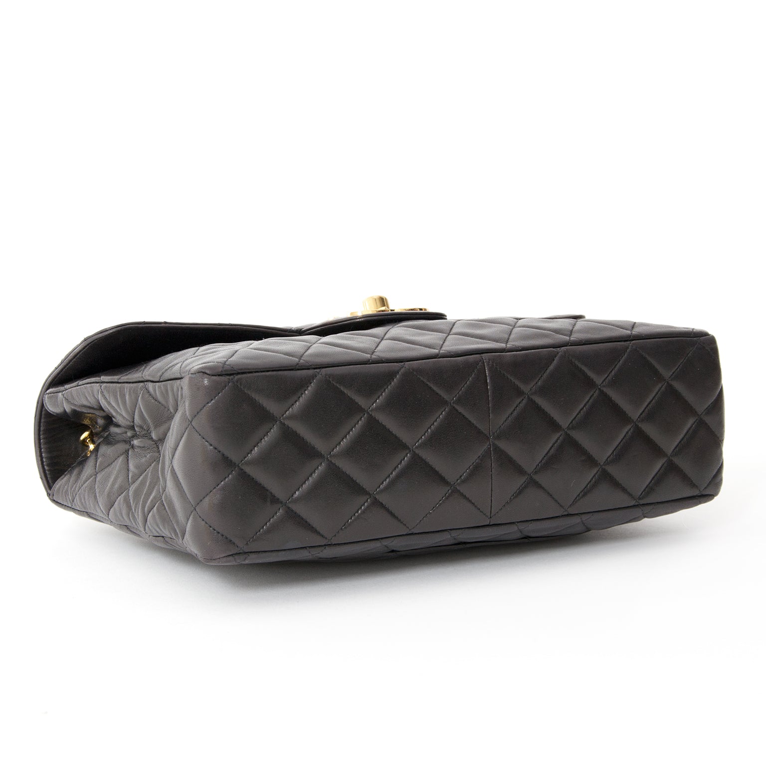 vintage chanel secondhand classic flap in lambs leather perfect condition, authentic luxury shop
