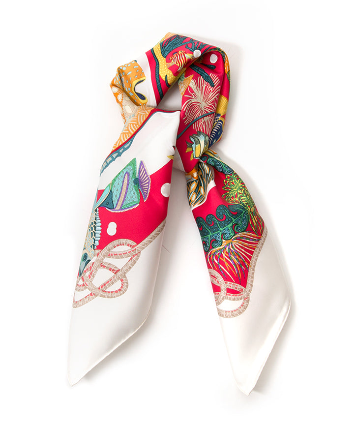 Hermes Scarf authentic secondhand at the right price at LabelLOV vintage webshop. Safe and secure online shopping. Koop authentieke tweedehandsmerken tegen de juiste prijs op LabelLOV