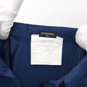 Vintage Chanel Navy Blue Silk Blouse. Buy authentic secondhand Chanel blouses at the right price at LabelLOV vintage webshop. Safe and secure online shopping. Koop authentieke tweedehands Chanel kleding aan de juiste prijs bij LabelLOV webwinkel.