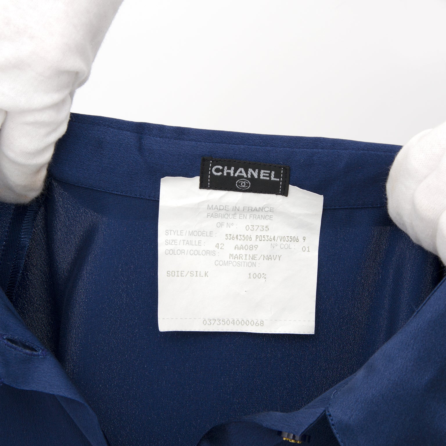 Vintage Chanel Navy Blue Silk Blouse. Buy authentic secondhand Chanel blouses at the right price at LabelLOV vintage webshop. Safe and secure online shopping. Koop authentieke tweedehands Chanel kleding aan de juiste prijs bij LabelLOV webwinkel.
