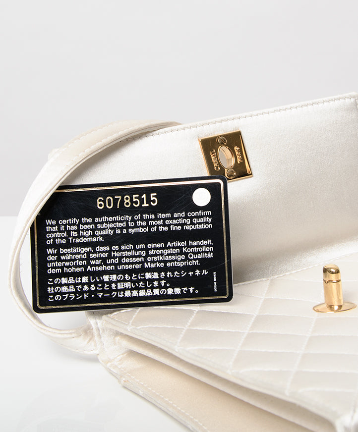 Koop veilig online aan de beste prijs 2dehands chanel avondtasje in zijde met authenticiteit kaart en stofzak
