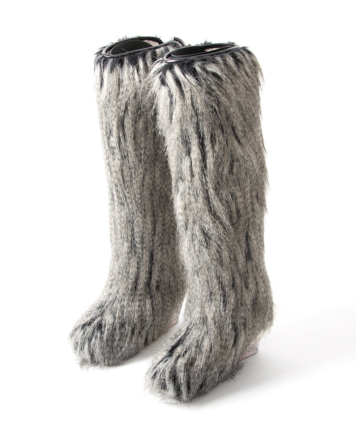 Chanel Grey Faux-fur Yeti Boots tweedehands authentiek veilig online shoppen winkelen mode stijl LabelLOV Antwerpen België designer ontwerper luxe luxemerken