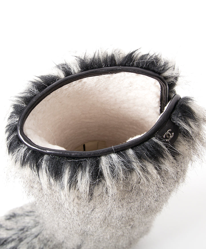 Chanel Grey Faux-fur Yeti Boots main authentique shopping en ligne webshop en vogue mode style LabelLOV Anvers Belgique marques luxe designer
