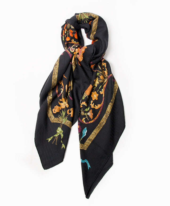 Vintage Hermes 140Cm Pierre D'Orient Et D'Occident Silk Scarf. Buy authentic secondhand designer bags at the right price at LabelLOV vintage webshop. Safe and secure online shopping. Koop authentieke tweedehands designer tassen bij LabelLOV webwinkel. Vei