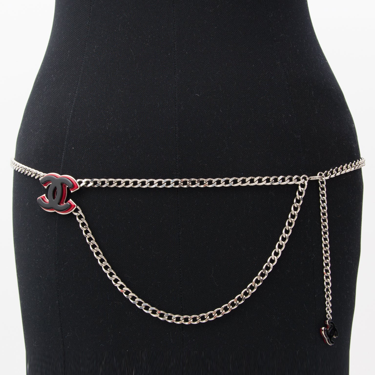 Chanel Silver-tone Chain Belts Plastic Bicolor Logo secondhand authentic online safe shopping bags luxury designer high end brands belt Antwerp Belgium Webshop LabelLOV safe online shopping fashion style