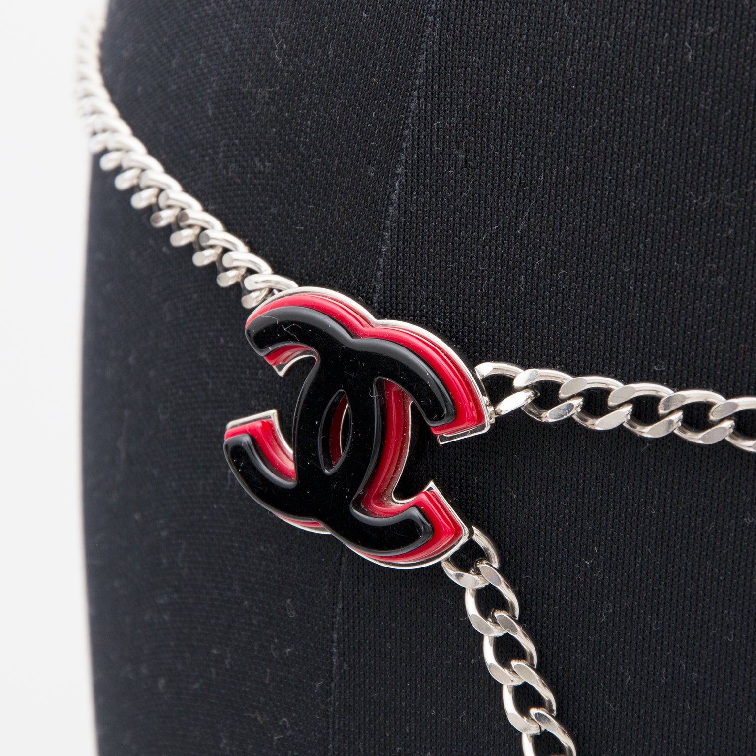 Authentic preowned Chanel Silver-tone Chain Belts Plastic Bicolor Logo. Buy authentic secondhand Chanel at the right price at LabelLOV vintage webshop. Safe and secure online shopping. Koop authentieke tweedehands Chanel riem met juiste prijs.