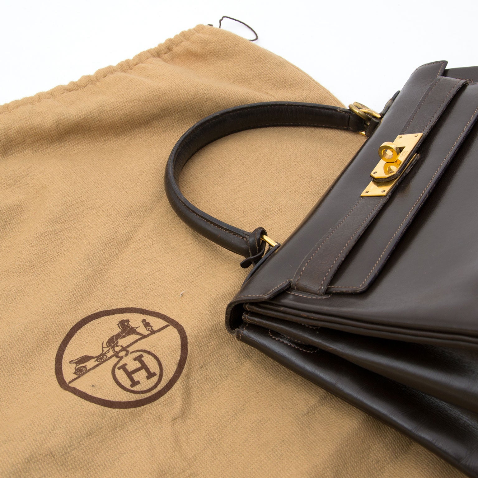 Hermès Kelly Boxcalf Brown GHW Acheter en ligne comme neuf Hermes Kelly bag. Koop veilig online net als nieuw 100% authentieke Hermes Kelly bag with strap.