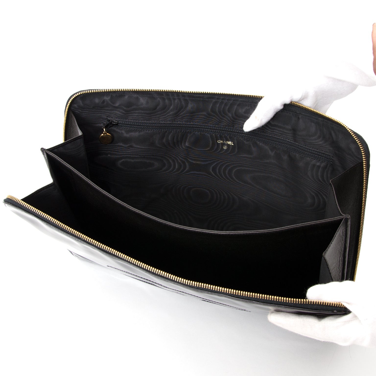 Chanel black patent leather briefcase/laptopcase. Achetez des sacs de Chanel en ligne aux bon prix chez LabelLOV.