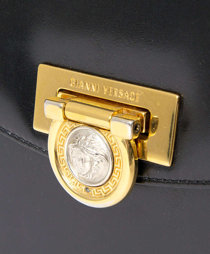 Versace Bags Buy authentic secondhand Versace at the right price at LabelLOV vintage webshop. Safe and secure online shopping. Koop authentieke tweedehandsmerken tegen de juiste prijs op LabelLOV