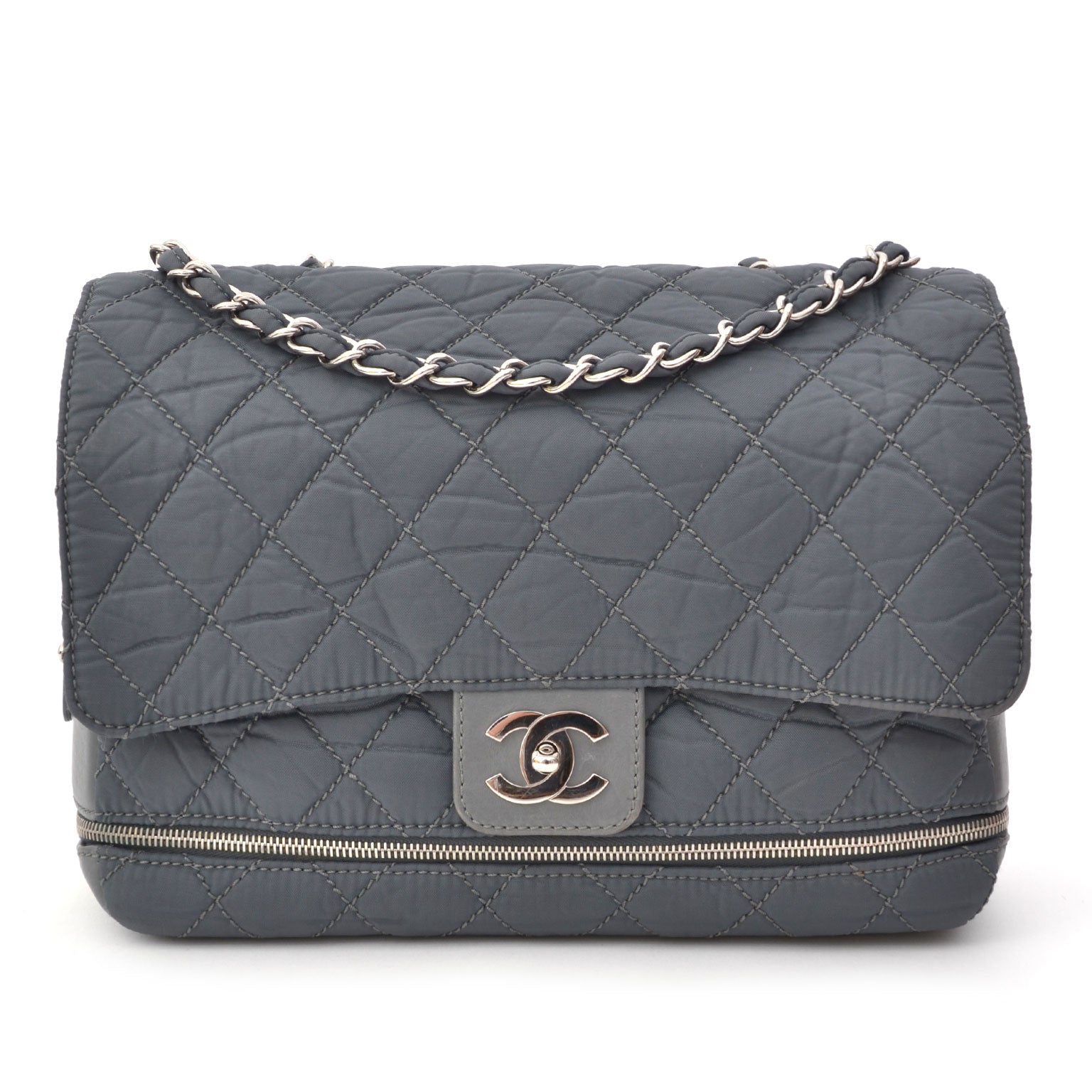 Chanel Nylon Zipper Quilted Flap Bag Grey. Safe and secure online shopping at LabelLOV vintage webshop Antwerp.