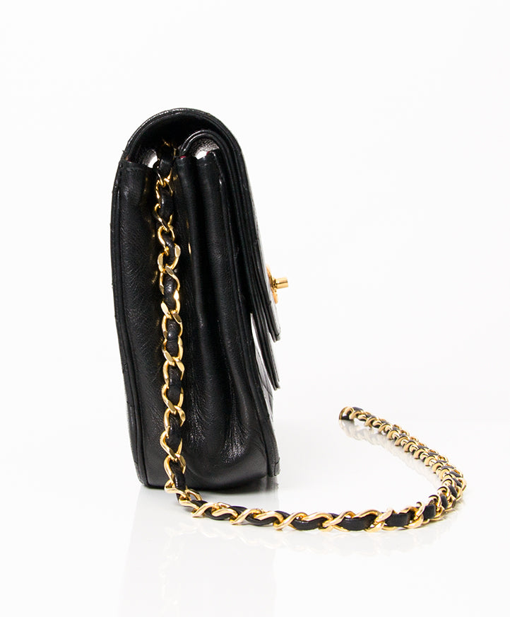 Chanel Black Quilted Flap Bag. Koop aan de beste prijs chanel flap bag 2de hands 100% authentiek
