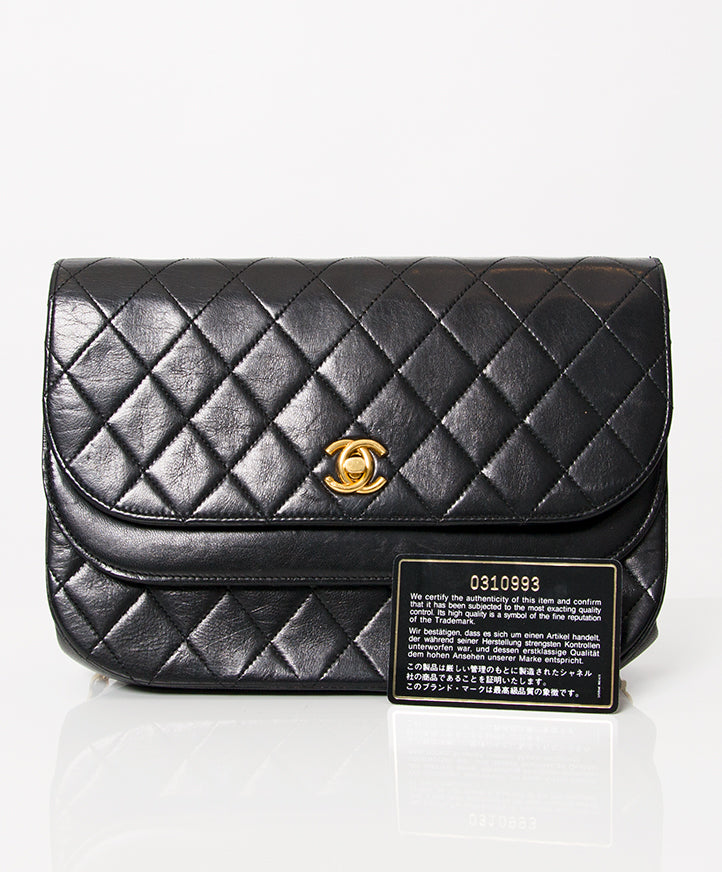 Chanel Black Quilted Flap Bag. achter occasion vintage chanel cambon reporter belgique, anvers www.labellov.com