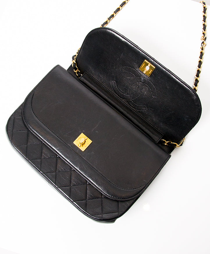Chanel Black Quilted Flap Bag. Vintage Chanel Bag Chanel in smooth black lambskin.