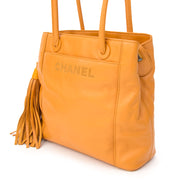 Chanel Tassel Handbag Orange. Shop authentieke vintage Chanel handtassen tegen de juiste prijse bij LabelLOV.
