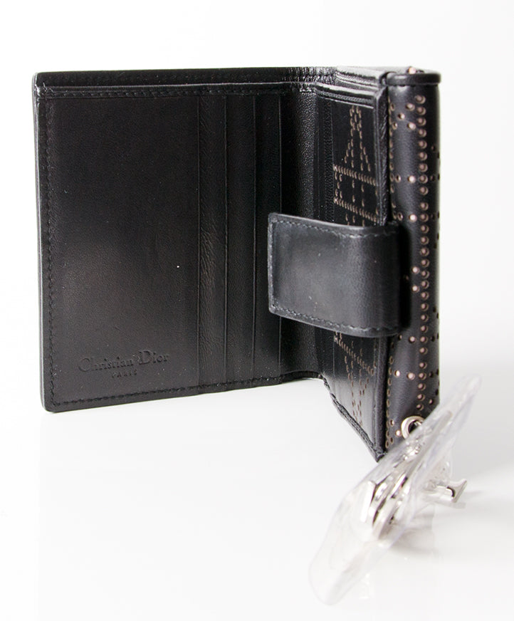 Lady Dior Black Perforated Small Wallet acheter en ligne pour le meilleur prix seconde main come neuf lady dior sac a main site labellov