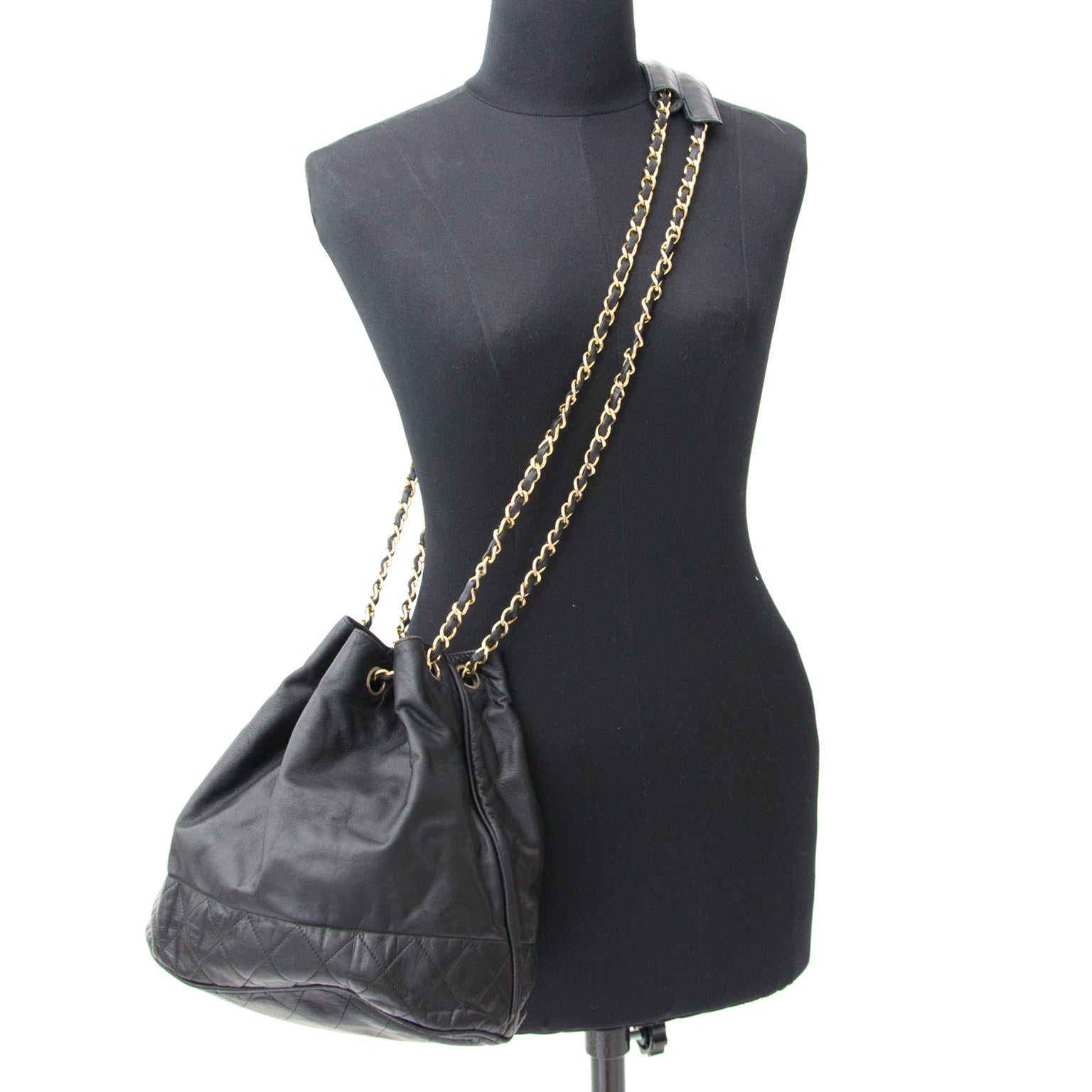 Chanel Black Bucket Drawstring Bag Buy authentic secondhand Chanel bags at the right price at LabelLOV vintage webshop. Safe and secure online shopping. Koop authentieke tweedehands Chanel tassen met juiste prijs bij LabelLOV.Vintage Chanel Navy